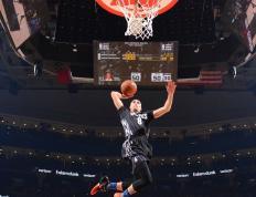 开云体育APP下载-幻蓝极光，当巴林夜幕为一位局外人绽放