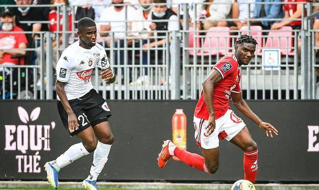 开云体育在线-布雷斯特主场遭遇失败,保级形势严峻