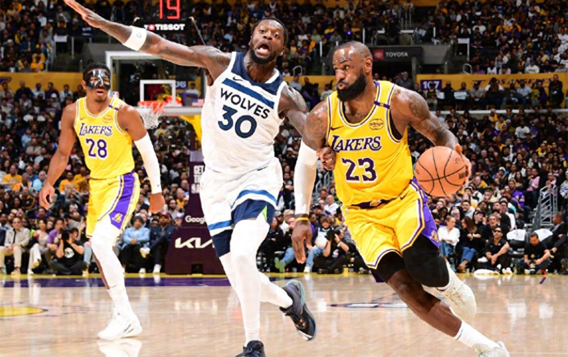 开云官方app入口-詹姆斯再砍三双湖人2-2追平火箭