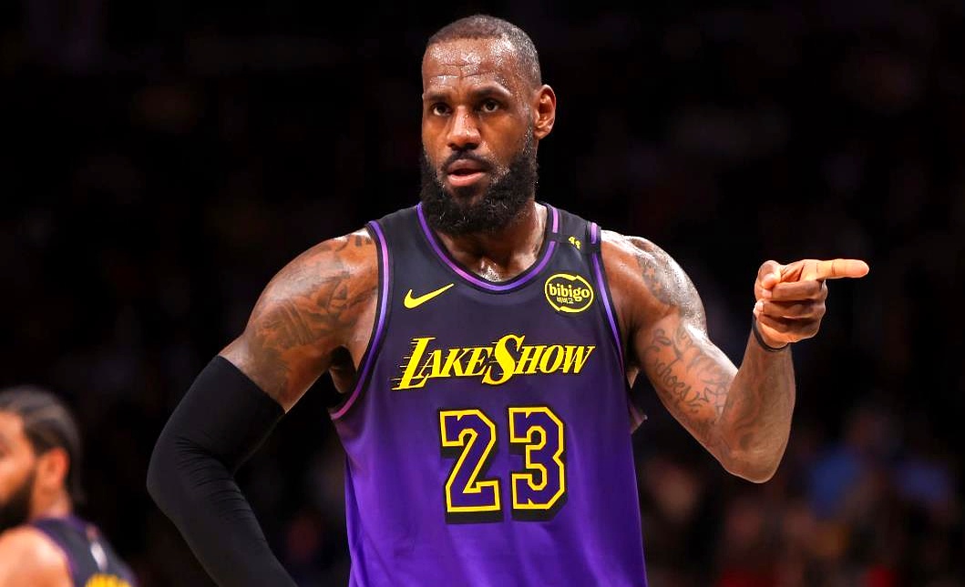 开云平台-詹姆斯单节飚13分逆转独行侠