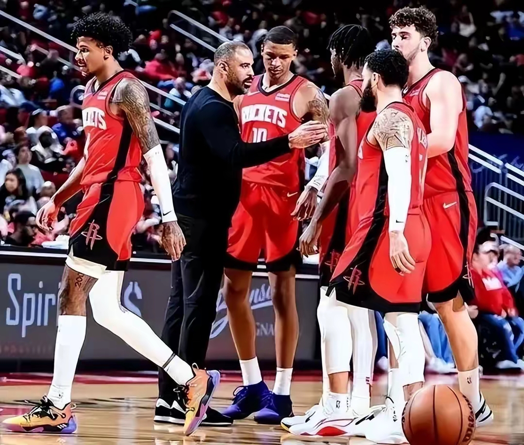 开云官方app入口-火箭鏖战广州队，浓眉哥点燃赛场