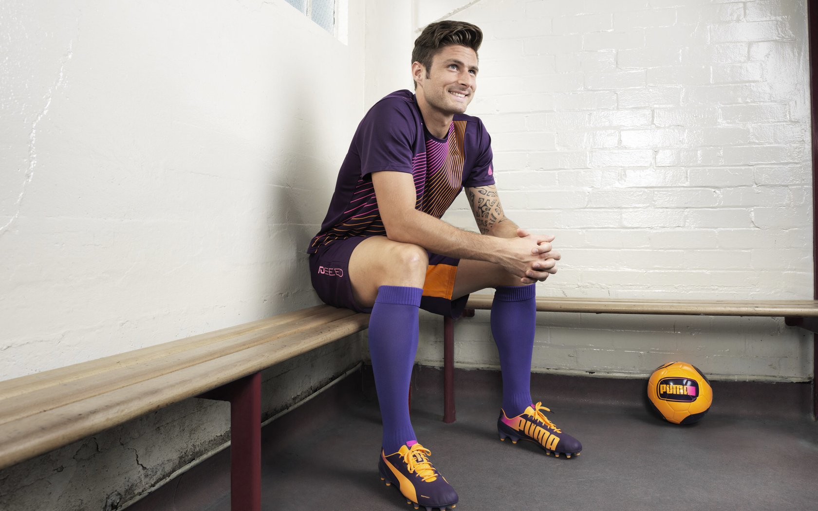 开云体育平台APP-另类维度,当赛道车王与绿茵球王相遇,两种唯一性的黄昏对决